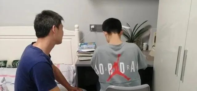 疫情时期,一位中学班主任在班级群发的道歉信,看了你有何想法?