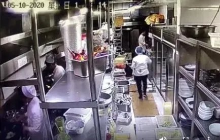 厨师向炒菜锅吐口水引起热议，你怎么看？