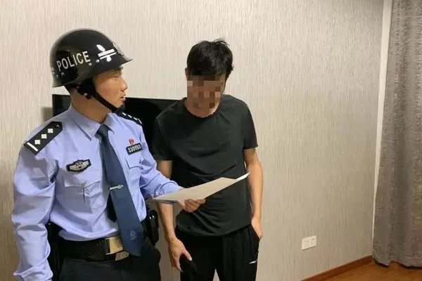 丈夫回应持刀质问躲衣柜男子一事，事情的真相究竟是什么？