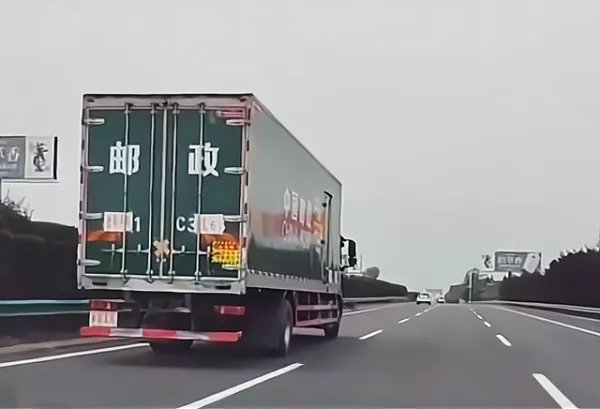 高考试卷是什么时候运到各考场的?是通过什么方式运送的?