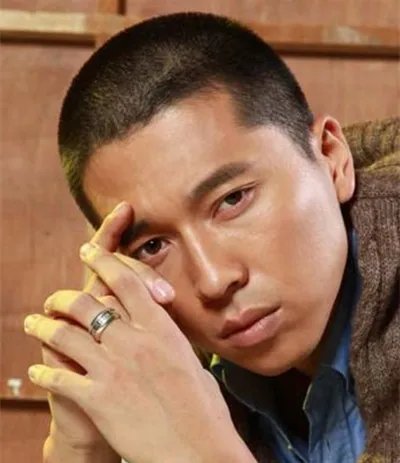 谷智鑫和王雷大对比  两人太像难分清