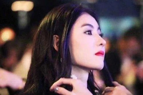 张柏芝肚子明显凸起,她是又怀孕了吗?