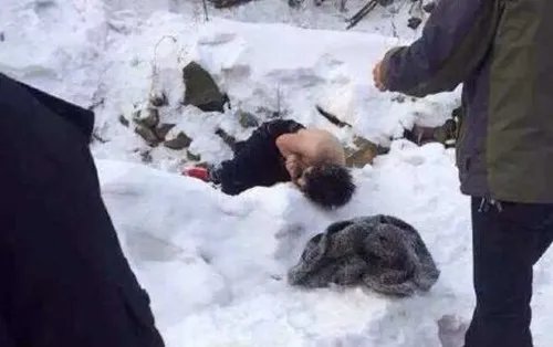 60岁老太醉倒雪地冻僵无人搀扶  民警雪中送炭化险为夷！