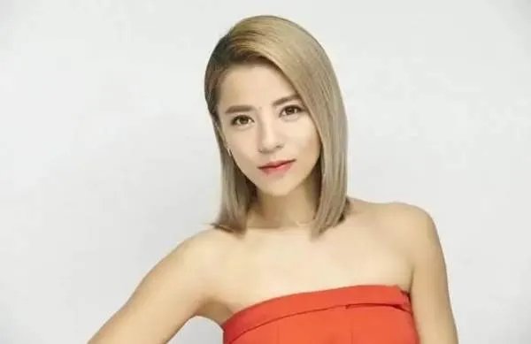 歌手丁当正在与曾为金城武的替身演员恋爱，她是如何回应这件事的？