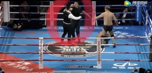 中国拳手杨建平遭日本拳王吐口水，一脚踢翻日本教练，该不该？