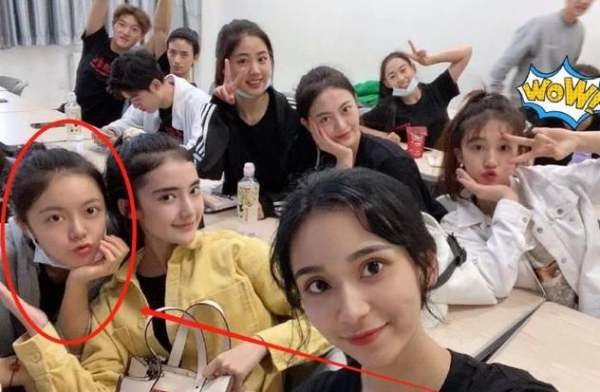 同为新生，张子枫赵今麦同学合影差距大，为什么一个不起眼一个鹤立鸡群？