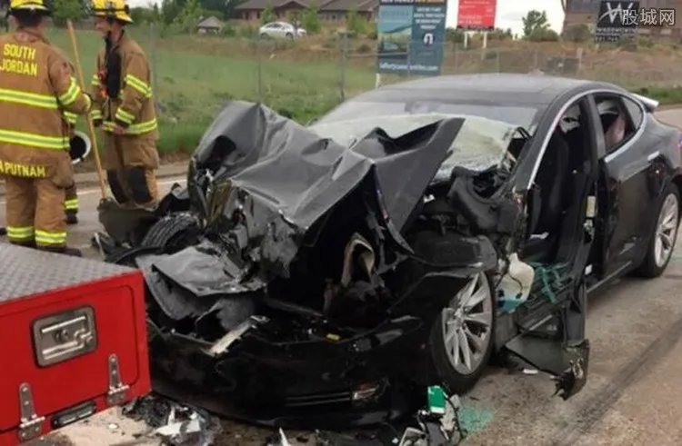 特斯拉追尾事故 特斯拉彻底摊上大事