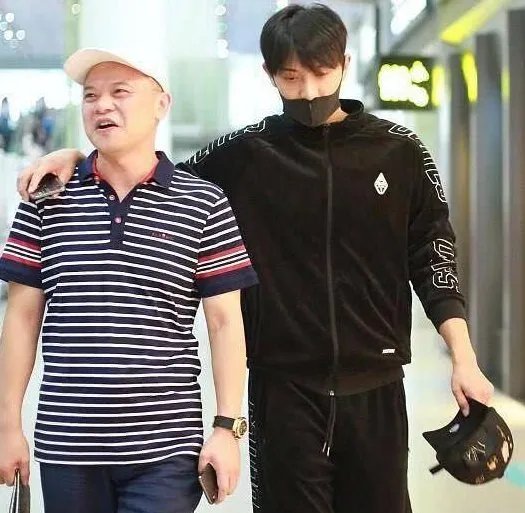 黄子韬在父亲去世后的首次现身，是什么样的状态呢？