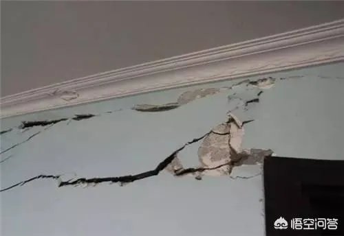 为什么农村的自建房会出现墙面裂缝、开裂、返潮的质量问题？问题出在哪？该怎么解决？