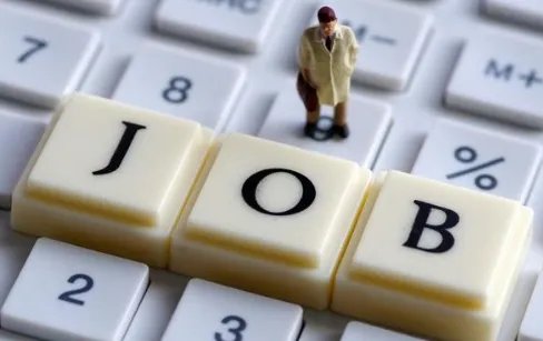 河南省烟草专卖局的职员年收入多少?大概的就行，加上工资外的其他福利收入等等！