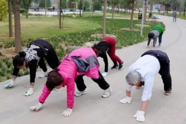 老人组团龟蛇爬行走红，这样做对身体真的有好处吗？