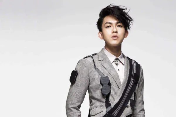 台湾《超级星光大道》历届的冠军都是谁呀？