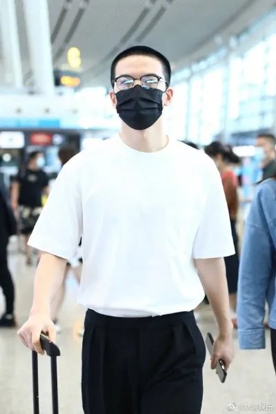 仝卓风波后首现身 寸头出镜眉头紧锁黑眼圈明显