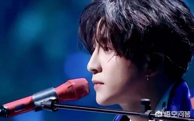 歌手薛之谦服装店开业，一小时店铺被粉丝买空，明星赚钱为什么这么容易？