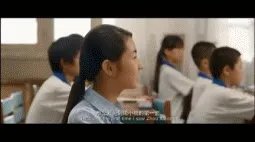 张子枫在《同桌的你》里面那张对他同桌笑的GIF 求这张