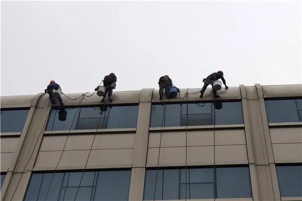 深圳一工人粉刷外墙时坠亡，是什么原因造成的？