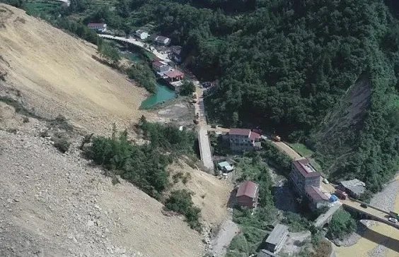 陕西一地山体滑坡土石树木倾泻而下，绵延2公里，是否有造成伤亡情况？
