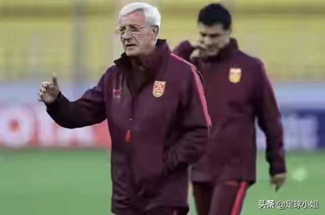 半路撂摊子,合同未履行完,里皮主动辞职,他要不要赔偿足协违约金呢?