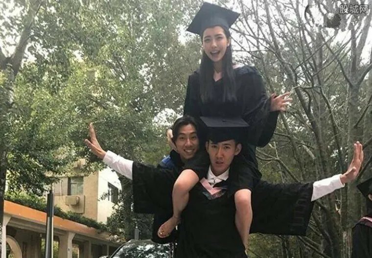 豆得儿晒毕业照 与男同学合影照片曝光