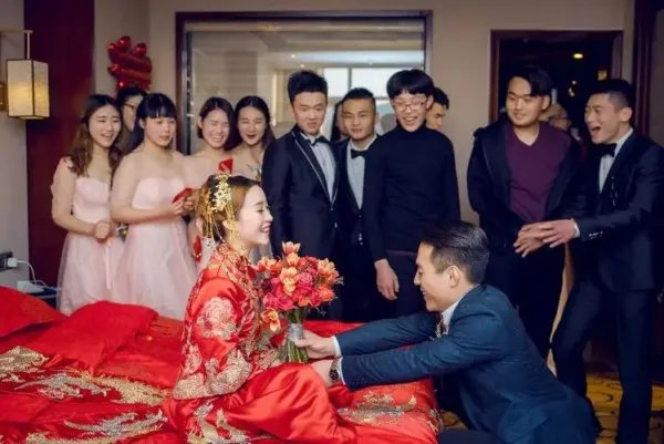 贵州一新郎接亲，十几个大汉坐门口剥玉米，大汉们的样子有多滑稽？