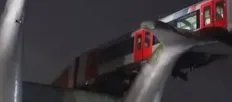 荷兰鲸鱼雕像尾巴托住出事轻轨,是否造成人员伤亡?