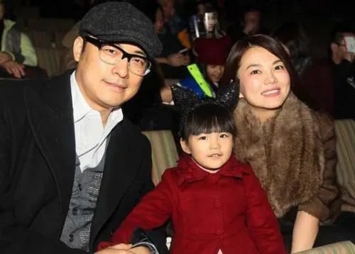 王岳伦搂腰壁咚风波后,发文表白妻子女儿,李湘为何选择了原谅?