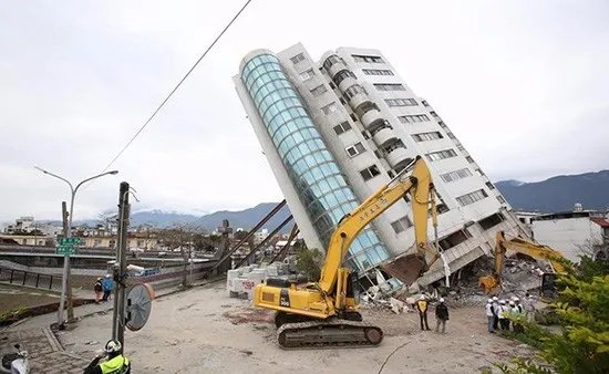 被“秒倒”的云翠大楼出现毁灭性倒塌的原因是什么？