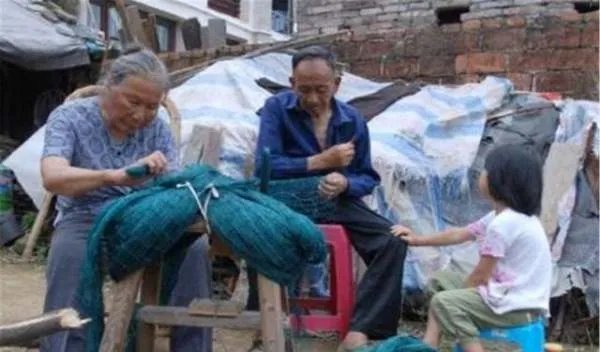 儿子去世，背上60万的债，7旬老人拾荒还钱，人不走账不走，后来呢？