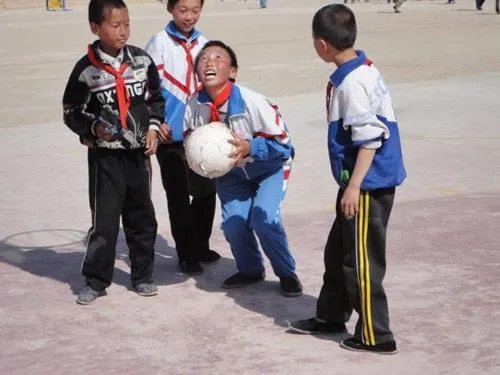 谁能给我发一张小学生穿着布鞋的图片？