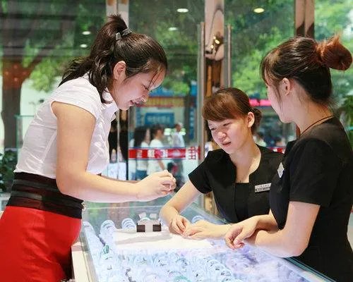 在女装哥弟做导购工作怎样?看到门面招聘信息底薪2800加福利……，又貌似每天一都贴着招聘信息，有谁