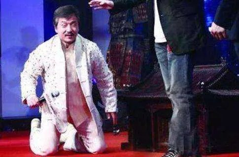 向华强让成龙下跪是真的吗