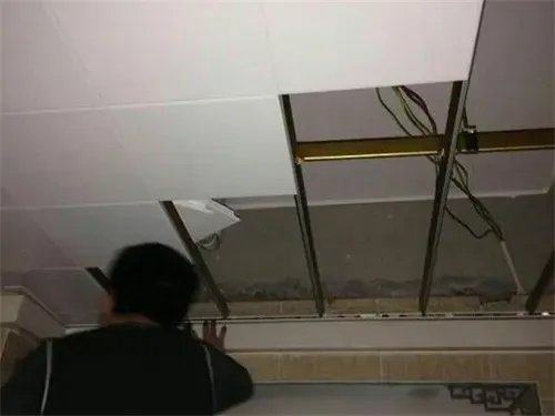 如何拆吊顶铝扣板