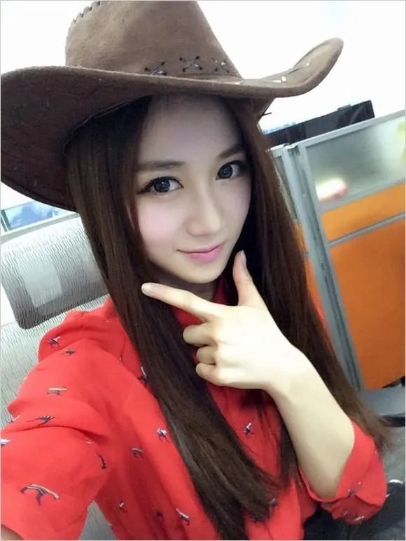 PLU游戏娱乐传媒主持人 美女主播小悠私人生活照