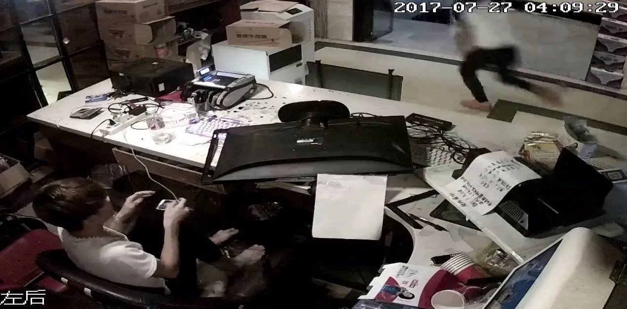 网吧遭3男子打砸损失多少？