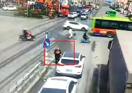 河南乞讨老汉拦车被撞了吗？