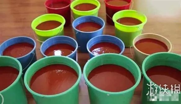 这酸爽简直要上天啊！国外小伙用1250瓶辣椒酱泡澡