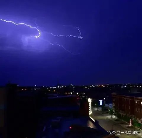 如何看待美国最大国旗被雷劈断，华盛顿纪念碑也遭雷击呢？