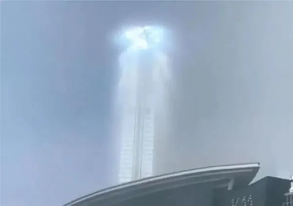 沈阳天空出现“巨型光柱”奇观，这究竟是一种什么奇观？