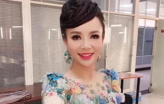 盲人歌手刘赛因星光大道成名,32岁嫁帅气老公,如今怎么样了?