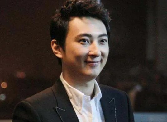 王思聪穿黄色奢华滑雪服现身张家口，遭到了网友怎样的调侃？