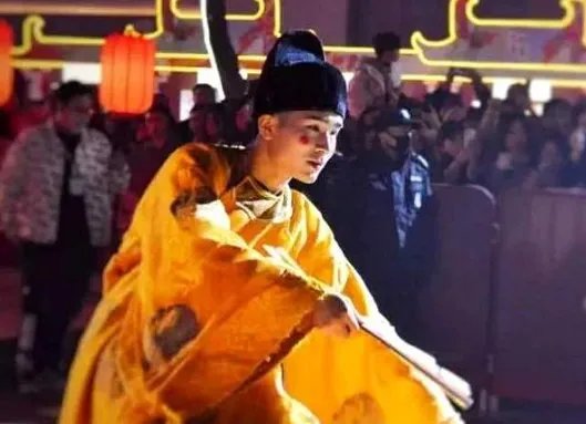 如何看待不倒翁小哥回应借粉丝敛财一事?