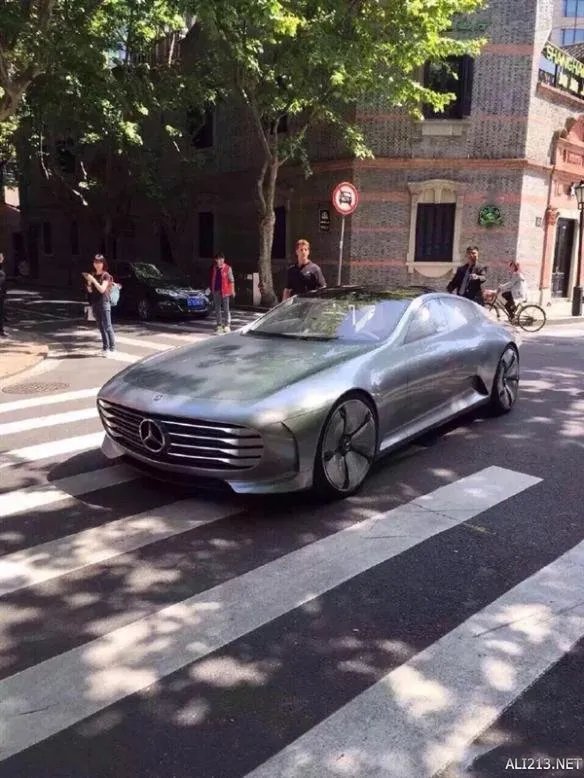 奔驰IAA无人驾驶概念车惊现上海 造型科幻遭强势围观