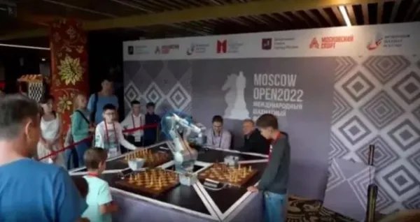 国际象棋机器人折断俄7岁男孩手指，如看待机器人伤人事件？