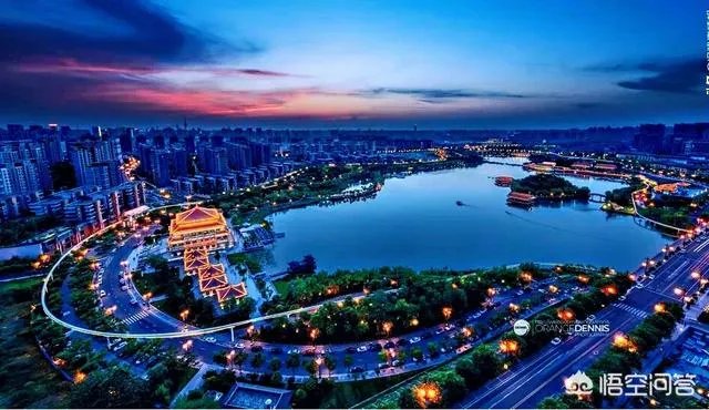 故宫首次晚间开放，你觉得是故宫的灯光秀漂亮，还是西安大唐不夜城漂亮？