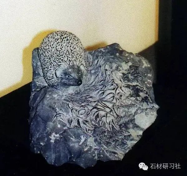 用大理石雕塑固定小动物精彩瞬间