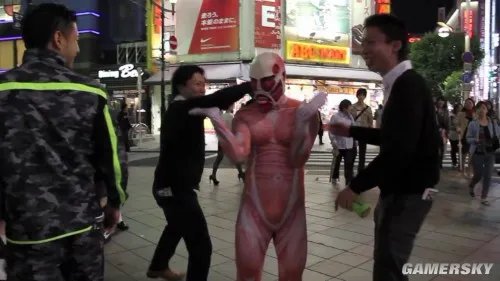 东京街头惊现猥琐“巨人” 美女被吓仓皇逃离