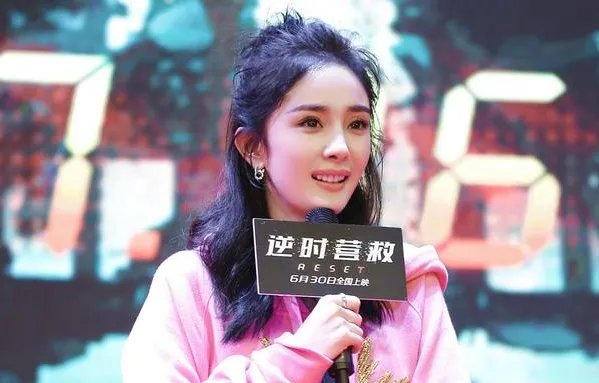 感觉杨幂的发际线低了些，是去植发了吗？