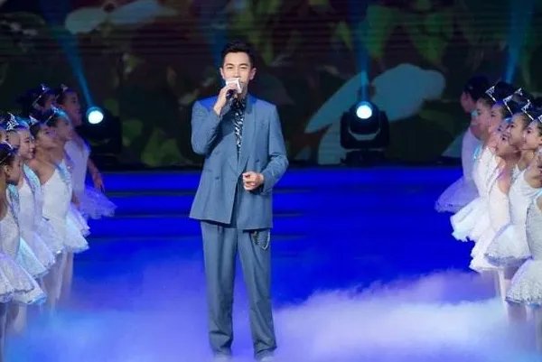 刘恺威小糯米合唱尽显父爱，为何还有那么多的人对刘恺威的行为指指点点？