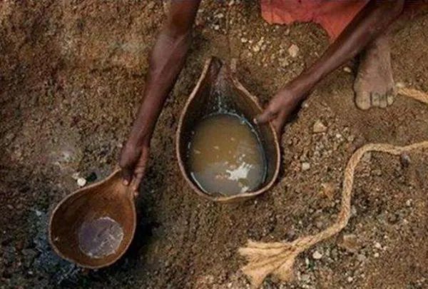 非洲古代极度缺水一生只洗两次澡，这种习俗现在还有吗？