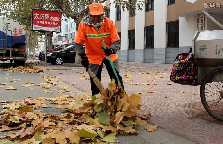 1个烟头扣环卫7元？ 官方称已督促涉事公司马上整改